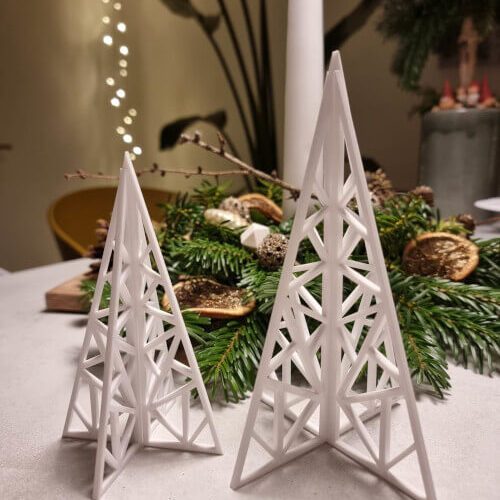 geometriske juletræer i akryl og egetræ