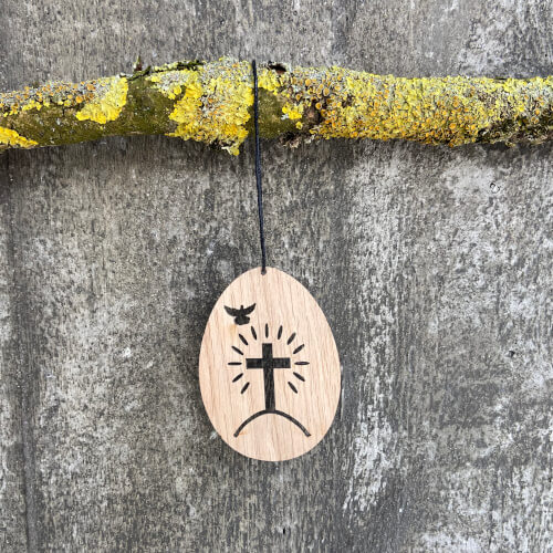 Påskeæg med kors og due i egetræ