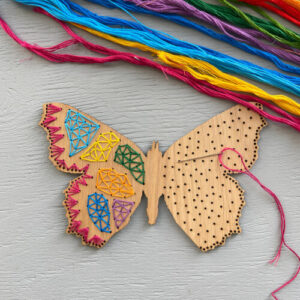 Sommerfugl - broderi ornament i træ