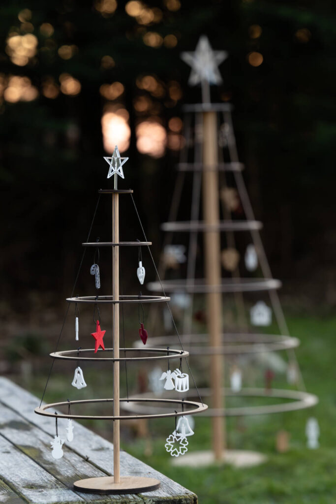 Juletræ til ophæng - mini model fra Vibeager Design - nemt at skifte pynt på, fylder ikke meget i en lille lejlighed