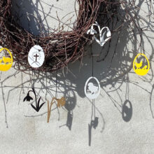 påske ornamenter til ophæng på en gren