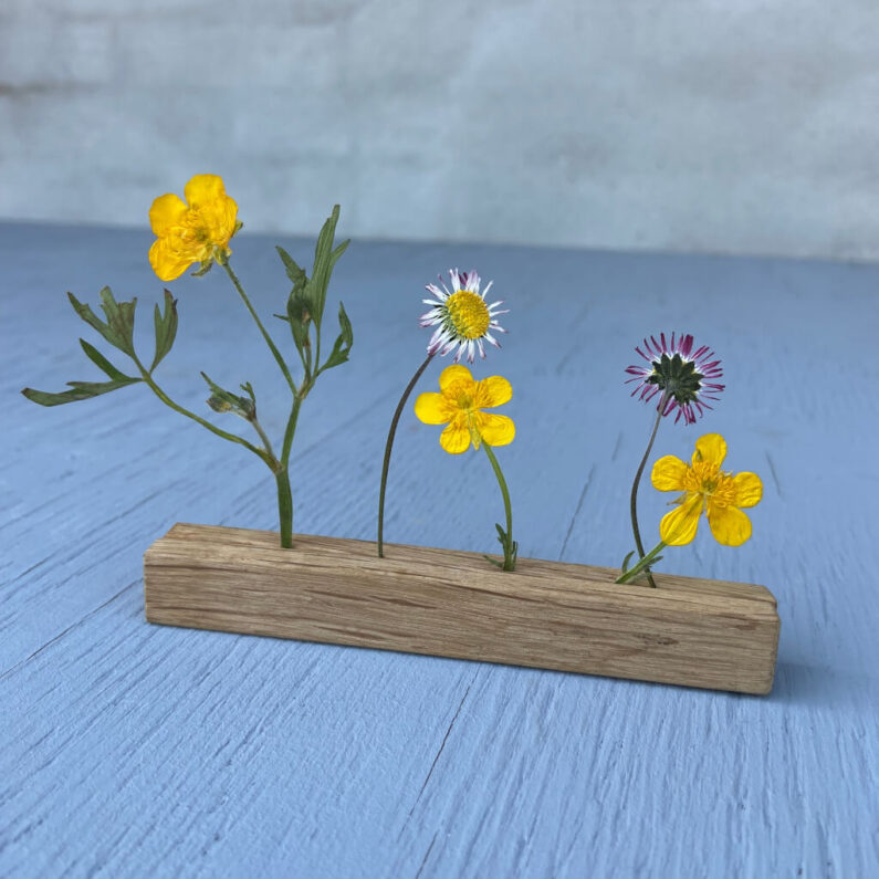 Blomsterstav, magnetramme kært barn har mange navne. Den er skabt i massiv eg og er nem at skifte indhold i
