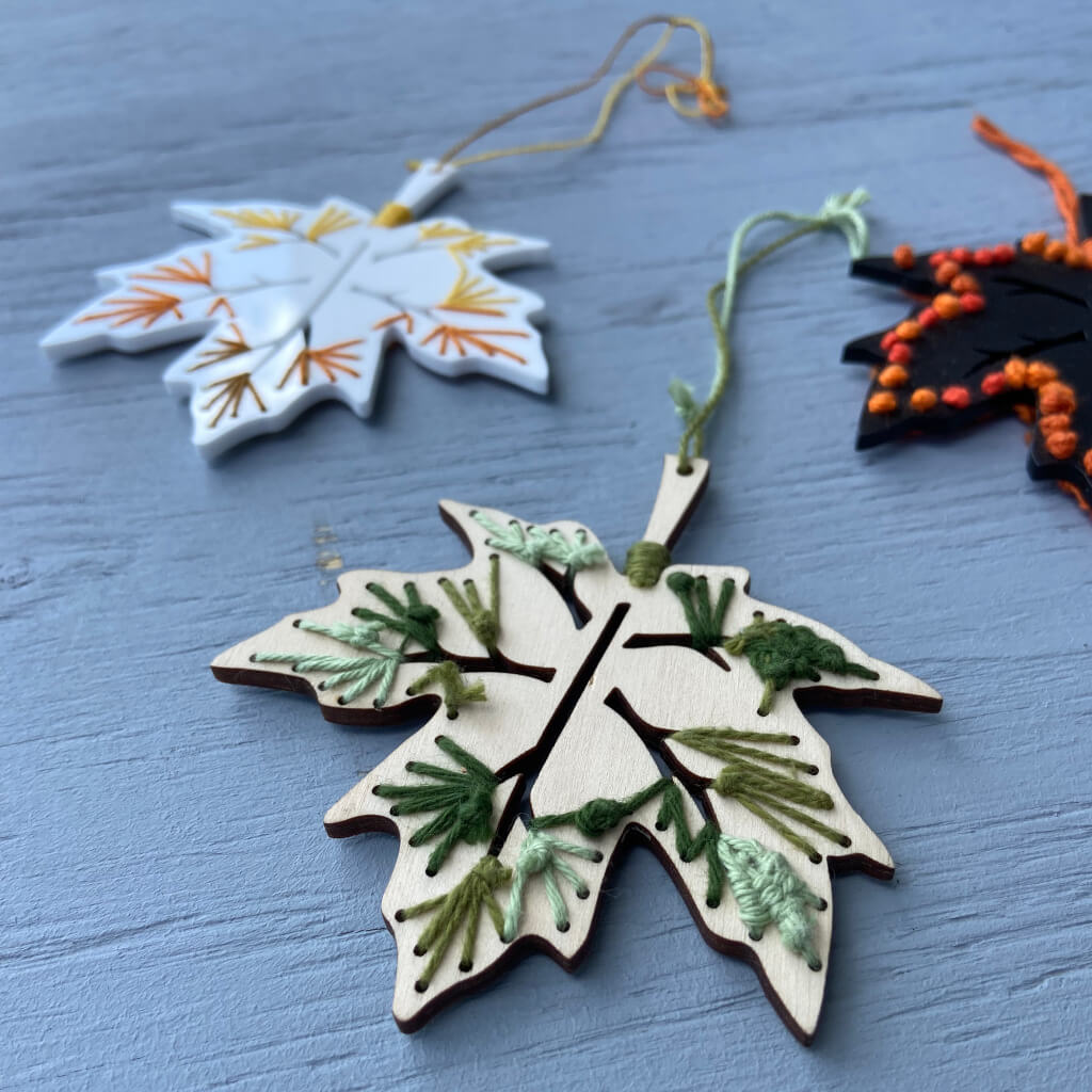 Kom og være kreativ med broderi på ornamenter i træ og akryl