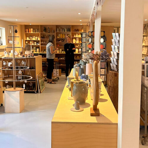 et kig gennem butikken i Danmark og norden ude på landet