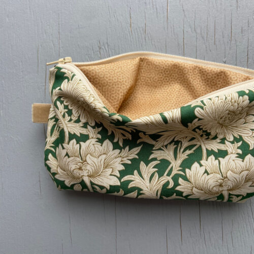 toilettasken til de små ture syet i stof af by Bangshøj i Danmark