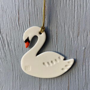 Svane ophæng i keramik skabt i hænderne af Sonnshine Cramer