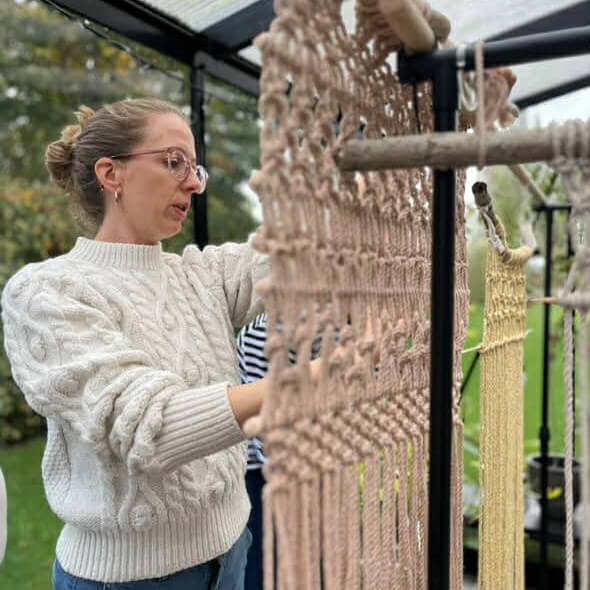 mere macrame underviser i macrame et gammel håndværk der giver ro i kroppen