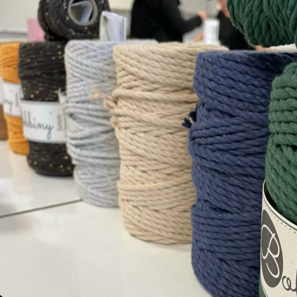 snor til macrame findes i flere nuancer og tykkelser. Underviseren til de forskellige workshops medbringer mange forskellige at vælge imellem