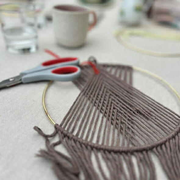 cirkelkunst med macrame er et gammelt håndværk der lige nu blomstre rundt i landet