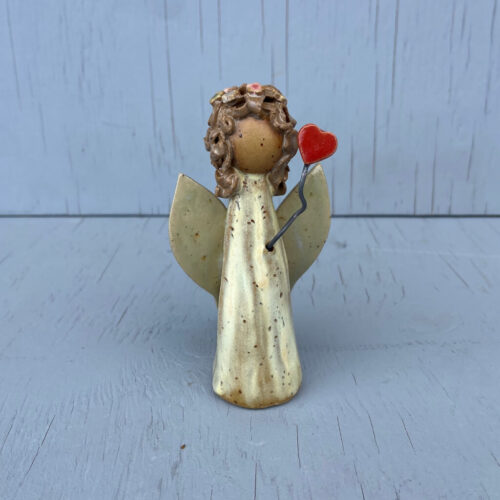 Keramik engle med hjerte - håndlavet med søde detaljer af blomster. perfekt gaveidé