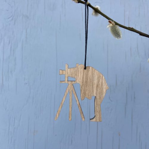 Jacob Riis silhuet ved hans elskede kamera - et fint ornament til pynt på en gren