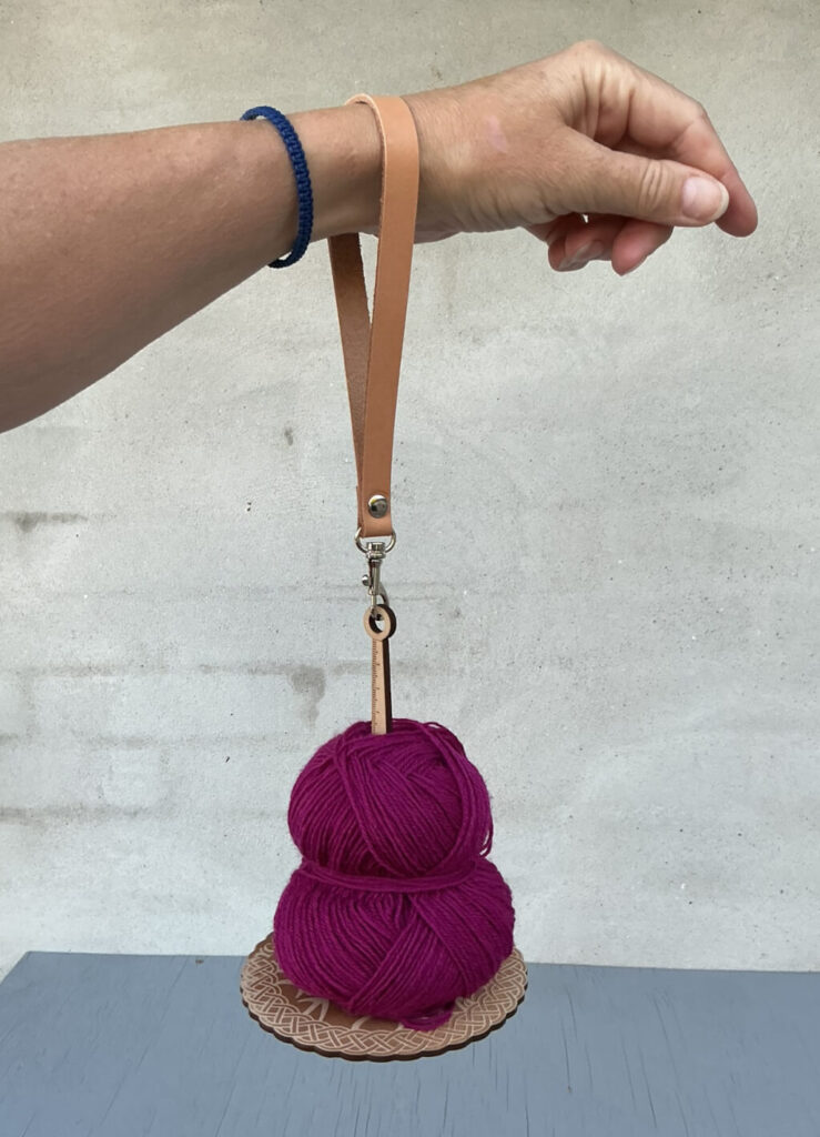 Garnholder med Yggdrasil af Vibeager - her med læder keyhanger