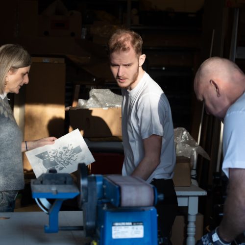Familie virksomhed med kunsthåndværker butik, kreative workshops, design og produktions del og håndværker service.